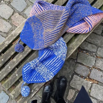 Structure Scarf av PetiteKnit (koboltblå og rosa) - Garnpakke