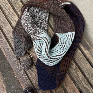 Structure Scarf av PetiteKnit (brunt og marineblått) - Garnpakke