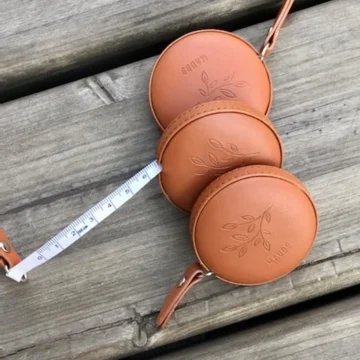 Rullemålebånd (brunt) i skinnimitasjon