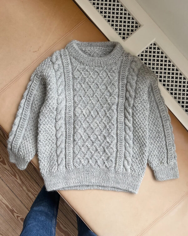 Barnegenser oppskrift strikk Moby Sweater Junior av PetiteKnit hos Fru Kvist