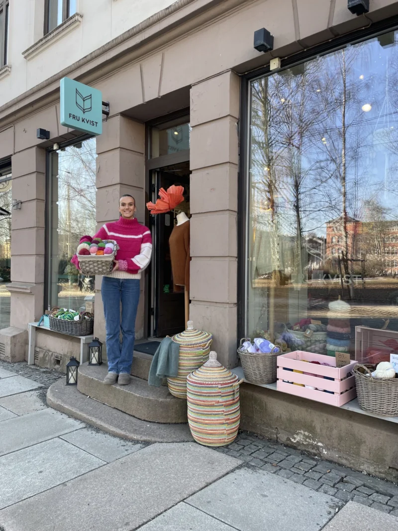 Fru Kvist Grünerløkka. Camilla Tranås Hjorth ønsker velkommen i døra.