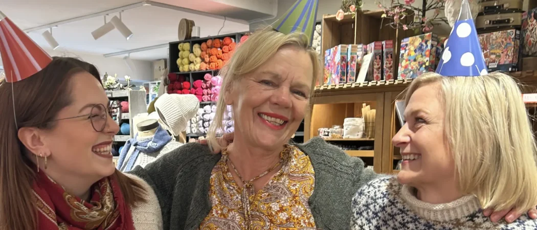 Kamilla, Berit og Synnøve i butikken