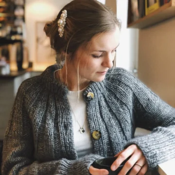 Sunday Cardigan av PetiteKnit - Oppskrift